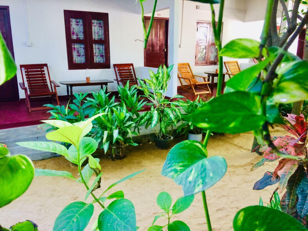 Tropicana Home Stay Baía de Arugam Exterior foto