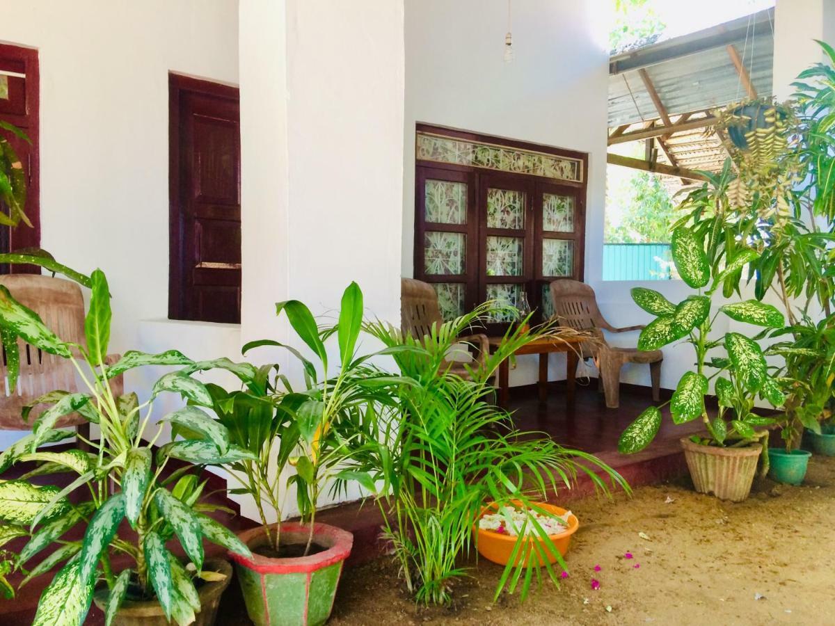 Tropicana Home Stay Baía de Arugam Exterior foto
